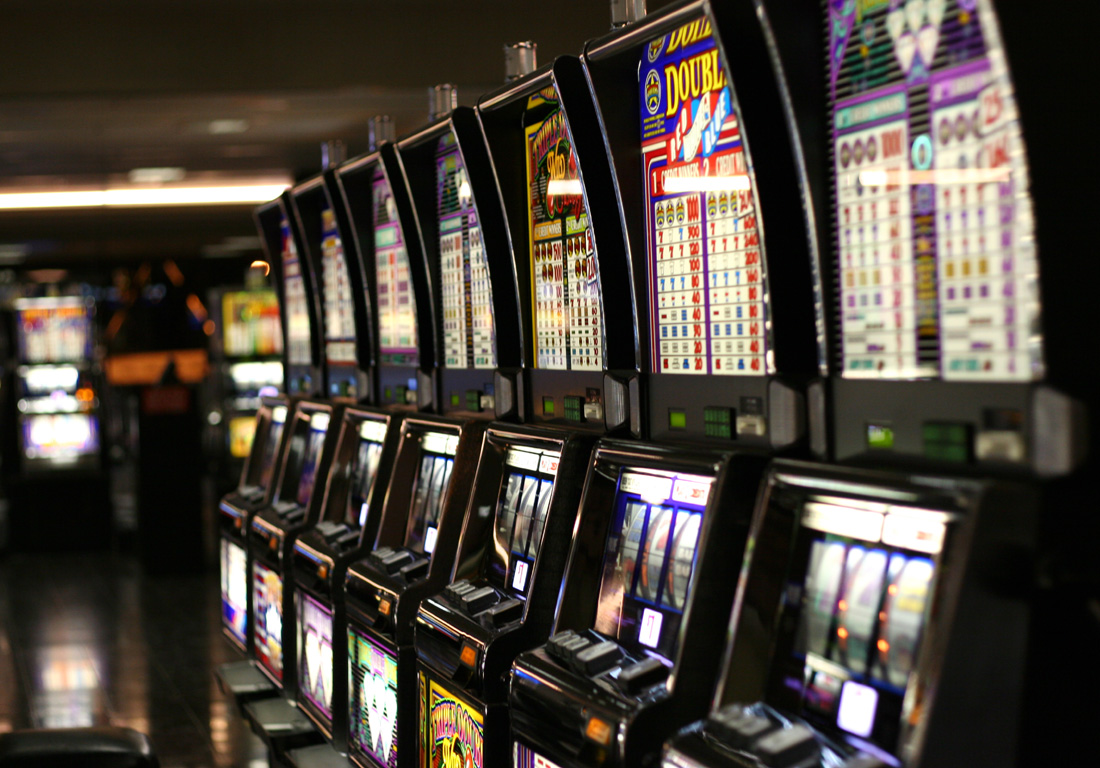 Experience Authentic Slot Gameplay With Live Hosts And Streamed Casino Environments